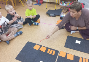 Dzieci wyklaskują widoczny rytm.