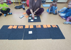 Dzieci wyklaskują widoczny rytm.