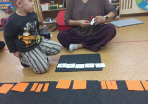 Dzieci wyklaskują widoczny rytm.