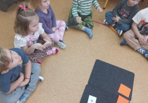 Dzieci wyklaskują widoczny rytm.