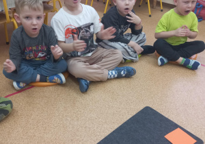 Dzieci wyklaskują widoczny rytm.