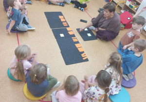 Dzieci wyklaskują widoczny rytm.