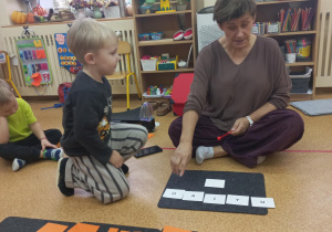 Dzieci wyklaskują widoczny rytm.