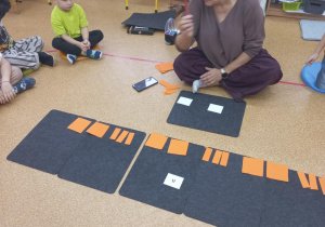 Dzieci wyklaskują widoczny rytm.