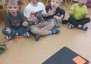 Dzieci wyklaskują widoczny rytm.