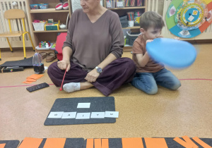 Dzieci wyklaskują widoczny rytm.