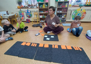 Dzieci wyklaskują widoczny rytm.