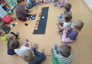 Dzieci wyklaskują widoczny rytm.