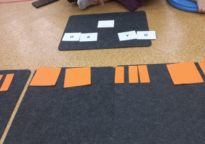 Dzieci wyklaskują widoczny rytm.