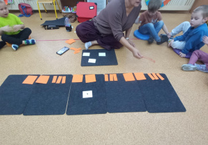 Dzieci wyklaskują widoczny rytm.