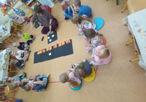 Dzieci wyklaskują widoczny rytm.