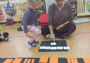 Dzieci wyklaskują widoczny rytm.