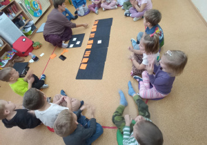 Dzieci wyklaskują widoczny rytm.