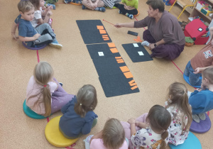 Dzieci wyklaskują widoczny rytm.