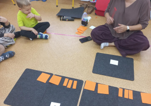 Dzieci wyklaskują widoczny rytm.