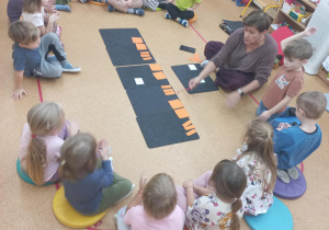 Dzieci wyklaskują widoczny rytm.