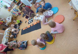 Dzieci wyklaskują widoczny rytm.