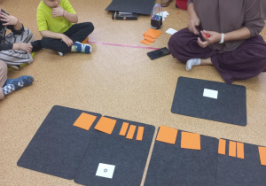 Dzieci wyklaskują widoczny rytm.