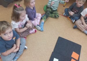 Dzieci wyklaskują widoczny rytm.