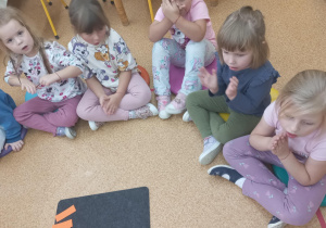 Dzieci wyklaskują widoczny rytm.