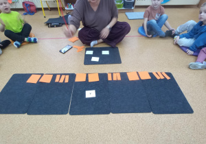 Dzieci wyklaskują widoczny rytm.