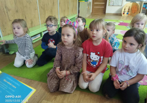 Maja czyta dzieciom wiersze