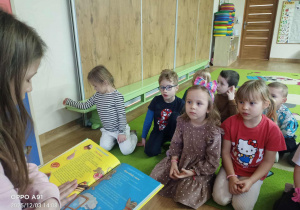 Maja czyta dzieciom wiersze