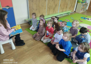 Maja czyta dzieciom wiersze