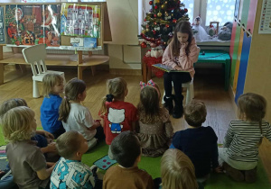 Maja czyta dzieciom wiersze