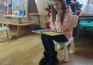 Maja czyta dzieciom wiersze