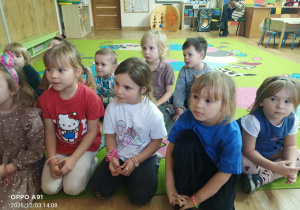 Maja czyta dzieciom wiersze