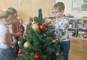 Dzieci ubierają choinkę