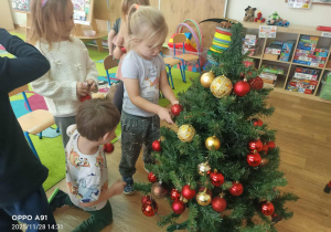 Dzieci ubierają choinkę