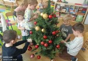 Dzieci ubierają choinkę