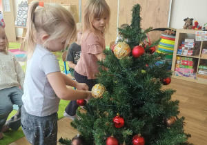 Dzieci ubierają choinkę