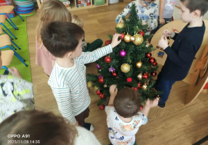 Dzieci ubierają choinkę