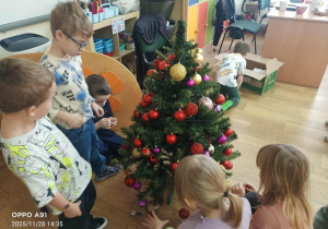 Dzieci ubierają choinkę