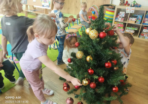 Dzieci ubierają choinkę