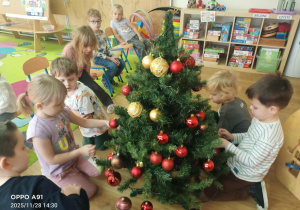 Dzieci ubierają choinkę