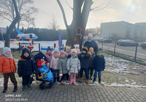 Dzieci wsypują ziarenka do karmników