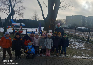 Dzieci wsypują ziarenka do karmników