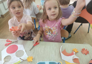 dzieci wykonują magiczny kwiatek z papieru