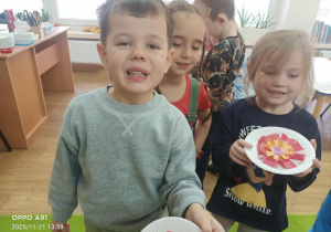dzieci wykonują magiczny kwiatek z papieru