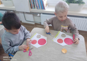 dzieci wykonują magiczny kwiatek z papieru