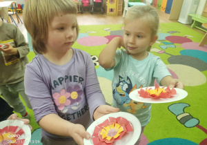 dzieci wykonują magiczny kwiatek z papieru