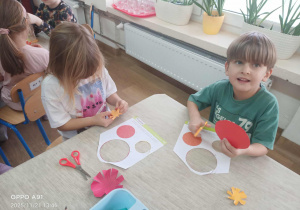 dzieci wykonują magiczny kwiatek z papieru