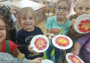 dzieci wykonują magiczny kwiatek z papieru