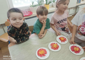 dzieci wykonują magiczny kwiatek z papieru