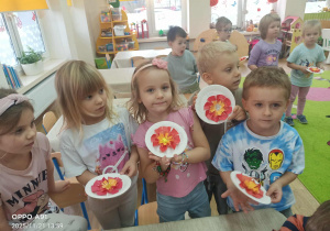 dzieci wykonują magiczny kwiatek z papieru