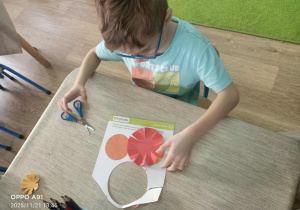 dzieci wykonują magiczny kwiatek z papieru